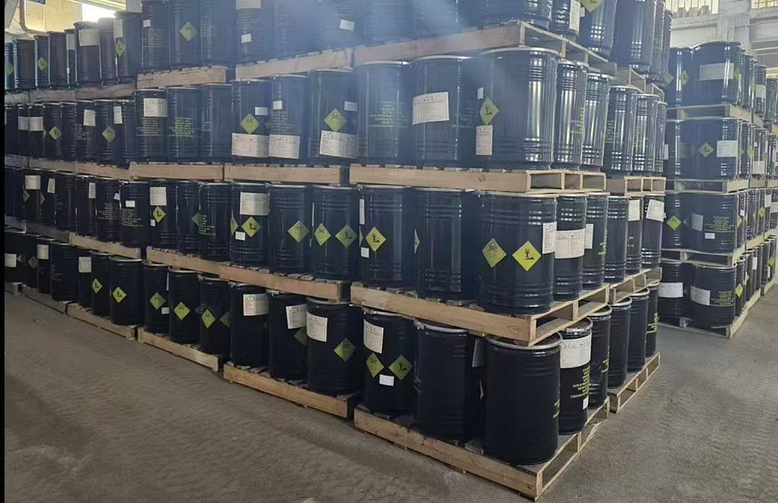 Fûts de marchandises dangereuses étiquetés, prêts pour le transport